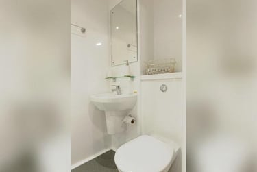 1 bed studio, St Georges Quay, City Centre, Lancaster, LA15JT - Image 10